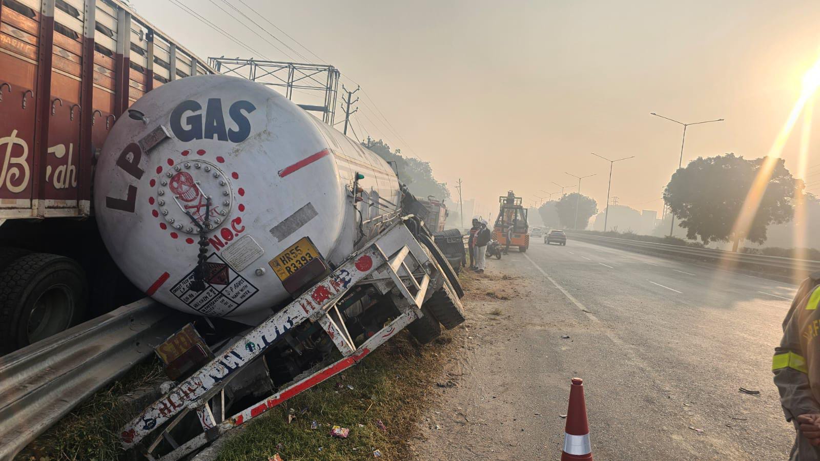 अनियंत्रित होकर पलटा एलपीजी गैस से भरा कैप्सूल ट्रक, बाल बाल बचा बड़ा हादसा