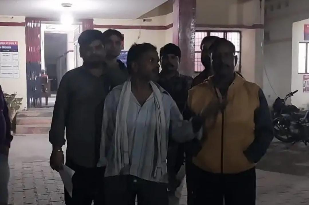 स्वेटर बदलने को लेकर युवक ने की दुकानदार से मारपीट, जांच में जुटी पुलिस 
