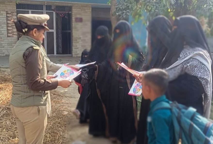 मिशन शक्ति : महिलाओं को पम्पलैट बांटकर किया जागरूक 