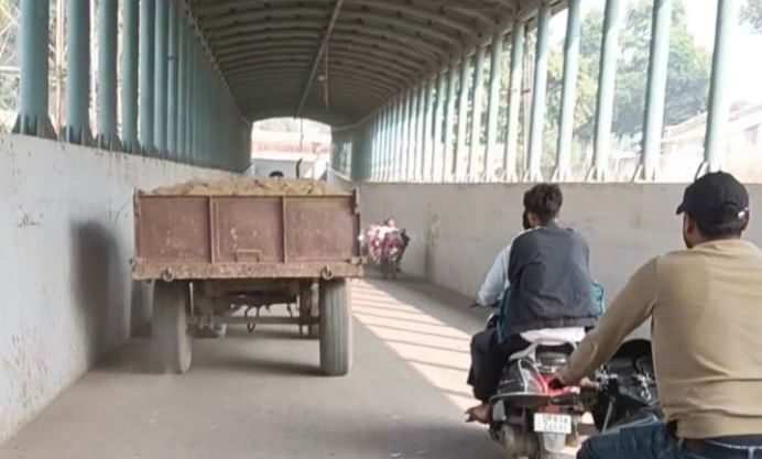 सुस्त प्रशासन–चुस्त मिट्टी माफिया! ट्रैक्टरों की रफ्तार से उड़ती धूल, आमजन बेहाल