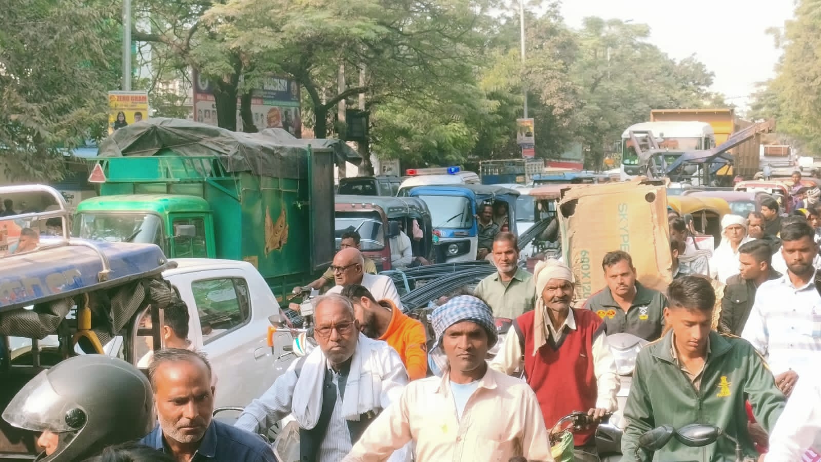 शिकोहाबाद के स्टेशन रोड़ का भीषण जाम लोगों के लिए बना मुसीबत