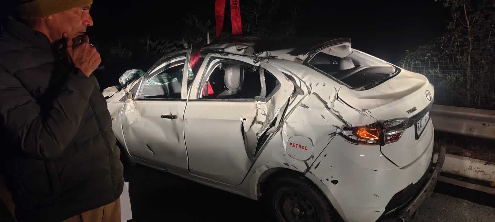 टाटा टैगोर कार अनियंत्रण होकर डिवाइडर से टकराई 