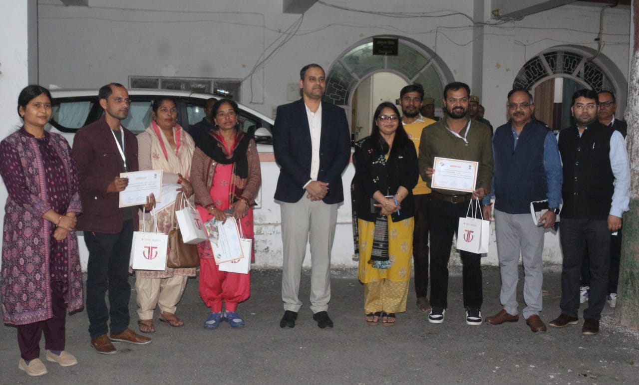 24 बीएलओ को मिला सम्मान, डीएम ने प्रशस्तिपत्र देकर किया सम्मानित