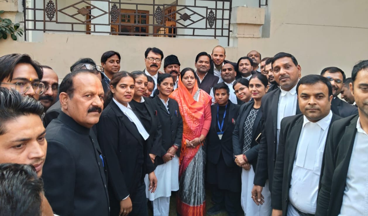 पश्चिमी उत्तर प्रदेश में हाईकोर्ट की बेंच को लेकर दि बार एसोसिएशन ने सांसद का घेराव कर ज्ञापन सौंपा
