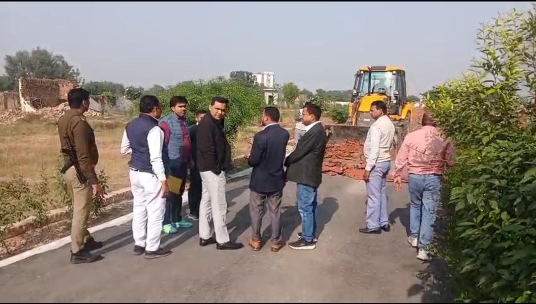 ग्वाला धाम कॉलोनी पर चला विकास प्राधिकरण का बुल्डोजर 