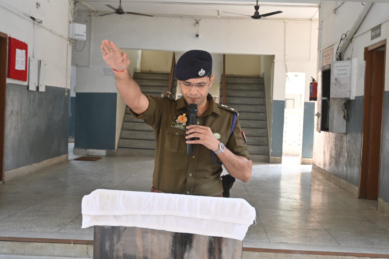 संविधान दिवस पर पुलिस ने लिया निष्ठा का संकल्प, एसएसपी ने दिलाई शपथ