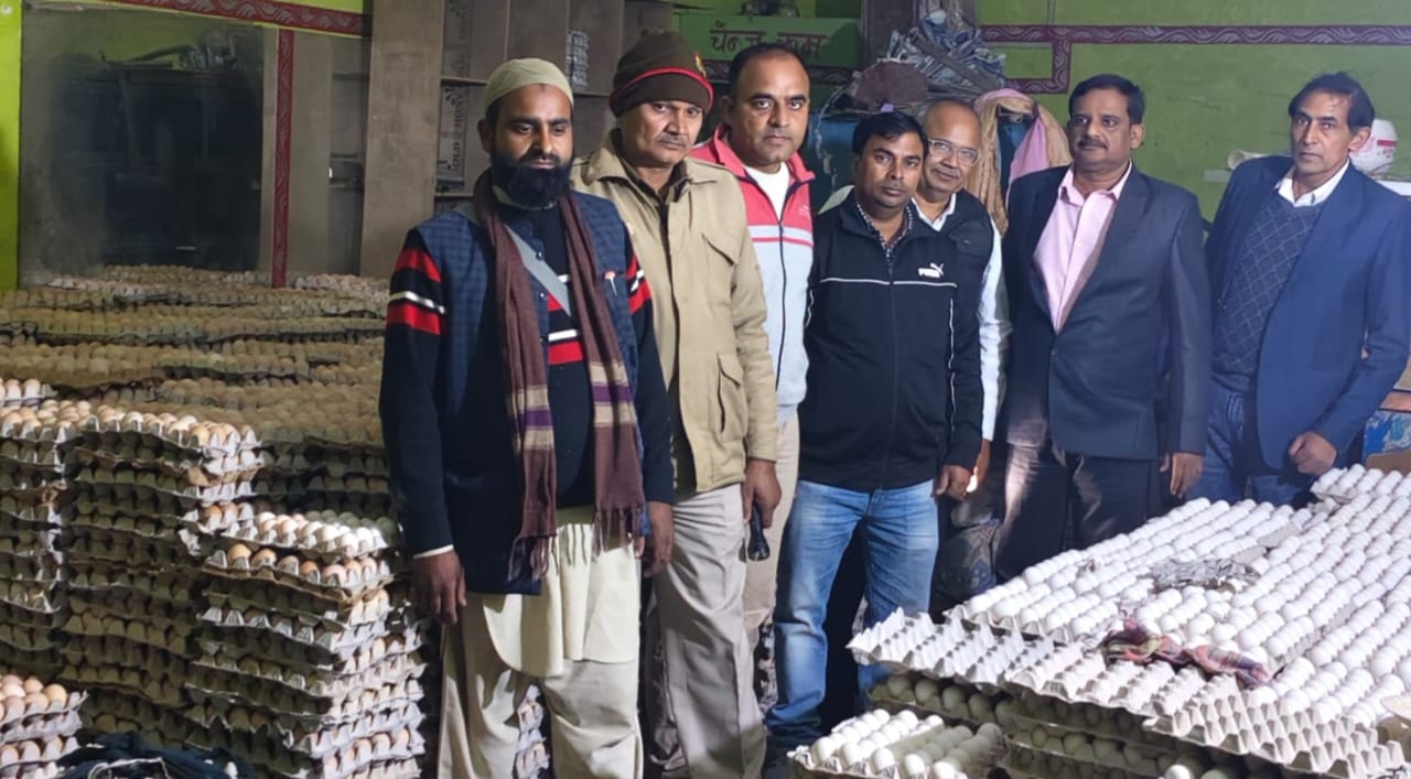पर्दाफाश : केमिकल से पॉलिश कर अंडों का रंग बदलने पर कार्रवाई