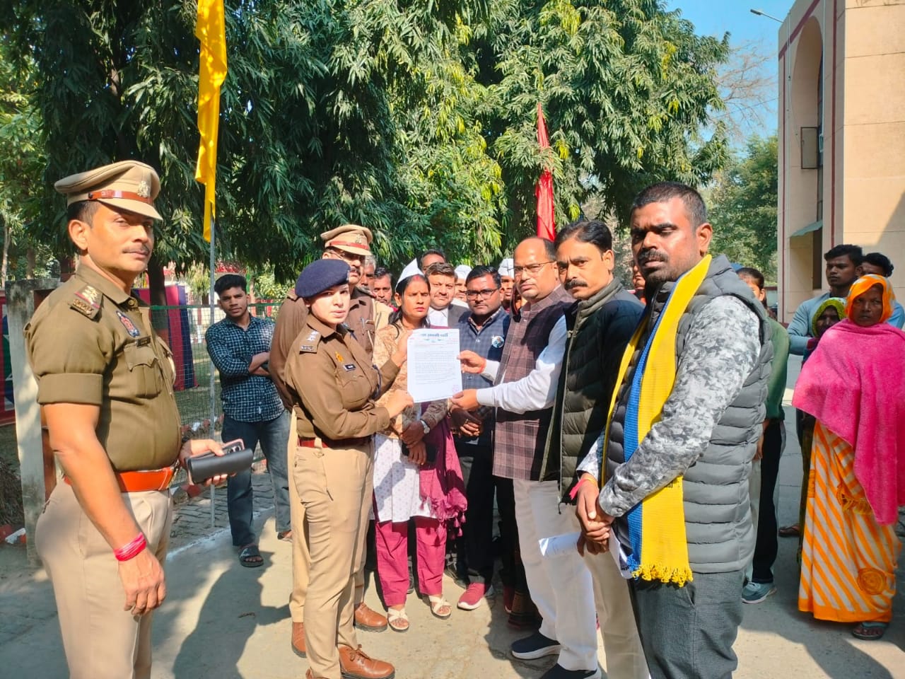 अतुल प्रताप सिंह के आदेश के बाद 25 वर्षों से चली आ रही तालाब की समस्या पर अधिकारियों का गया ध्यान 