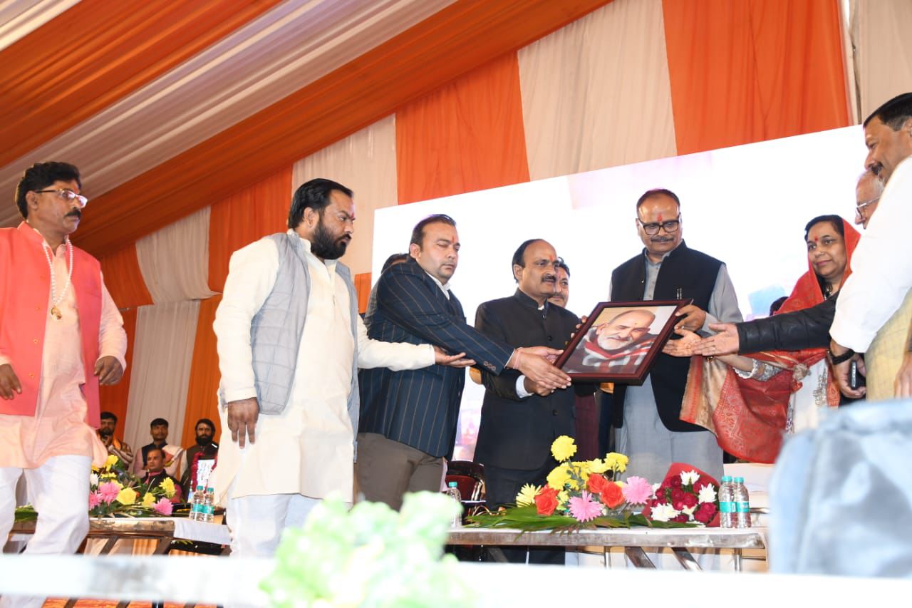 उप मुख्यमंत्री पहुंचे बाबा नीब करौरी महाराज जी की जन्मस्थली, कॉफी टेबल बुक का किया विमोचन