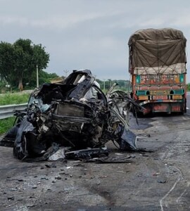 मप्र : दिल्ली-मुंबई एक्सप्रेस वे का बैरियर तोड़कर खाई में गिरी बेकाबू कार, पांच लोगों की मौत