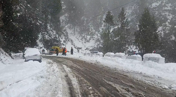 अरुणाचल के तवांग में बर्फबारी में फंसे बुजुर्ग पर्यटकों को बचाया गया