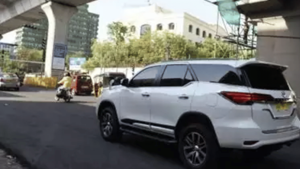 दिल्ली यातायात पुलिस ने कार पर काले शीशे लगाने पर एक हफ्ते में 2,200 से अधिक चालान काटे