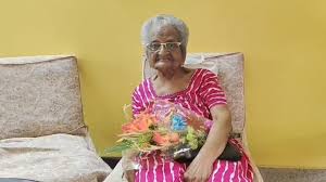 मुर्मू ने प्रो. लक्ष्मीबाई को सौवें जन्मदिन पर बधाई दी,एम्स को 3.4 करोड़ रुपये दान देने के लिए सराहा