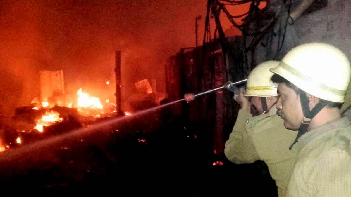 मुंबई में एक चॉल में रसोई गैस सिलेंडर फटने से तीन लोग घायल