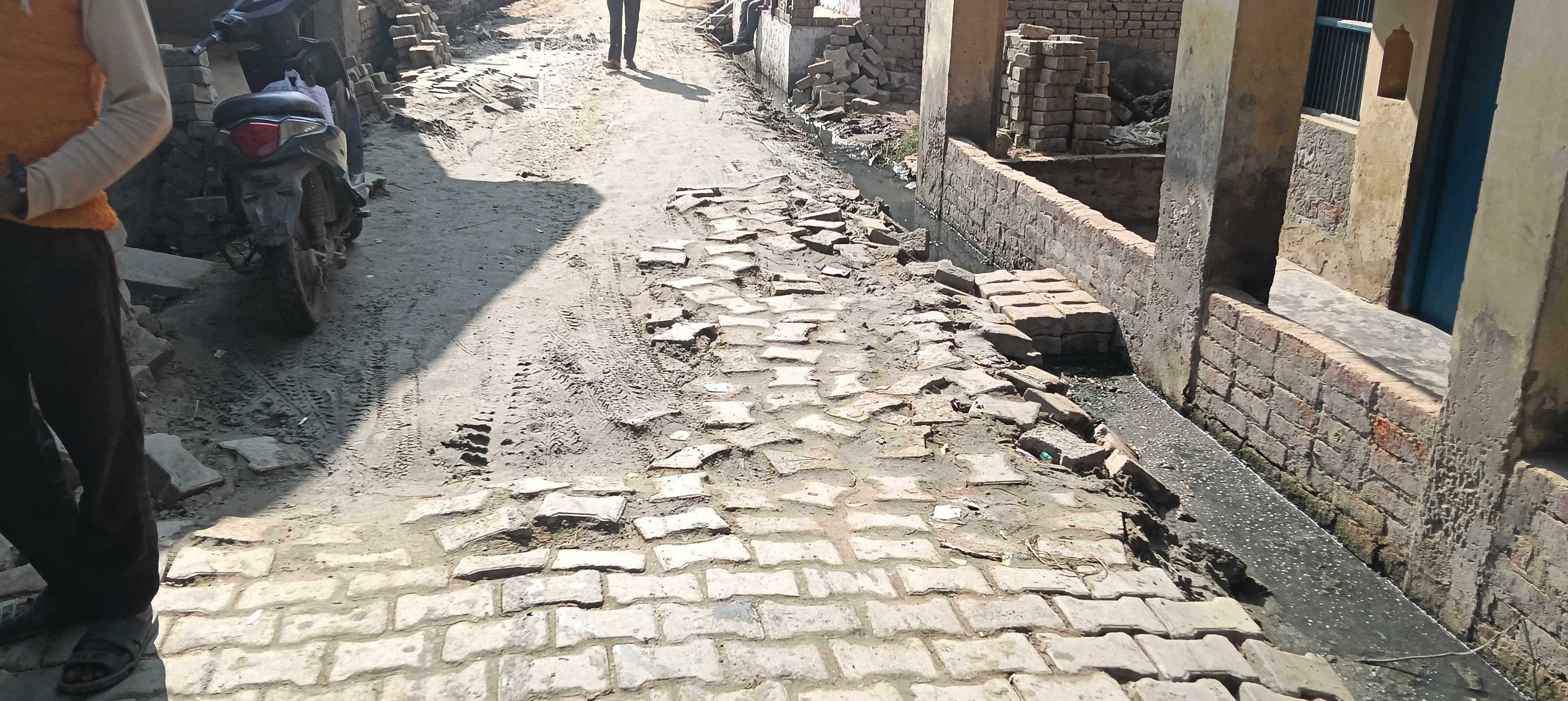 खरंजा निर्माण में ग्रामीण बने रोड़ा, नोंक-झोंक के बाद हुआ शुरू