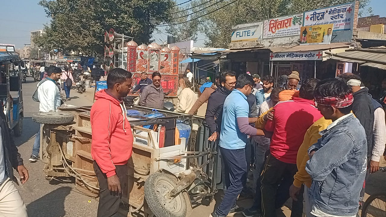 नवीपुर तिराहे पर बिना नम्बर का ओवरलोड ई-रिक्शा पलटा, बुजुर्ग घायल