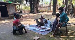 छत्तीसगढ़: एसआईआर के लिए नदी, जंगल और पर्वतों को पार कर मतदाताओं तक पहुंच रहे है कर्मचारी