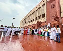 विपक्ष ने एसआईआर के खिलाफ संसद परिसर में प्रदर्शन किया