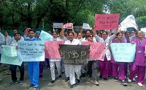 उन्नाव में छात्रा से अनुचित शारीरिक संपर्क के आरोप में चिकित्सा अधीक्षक के खिलाफ प्रदर्शन