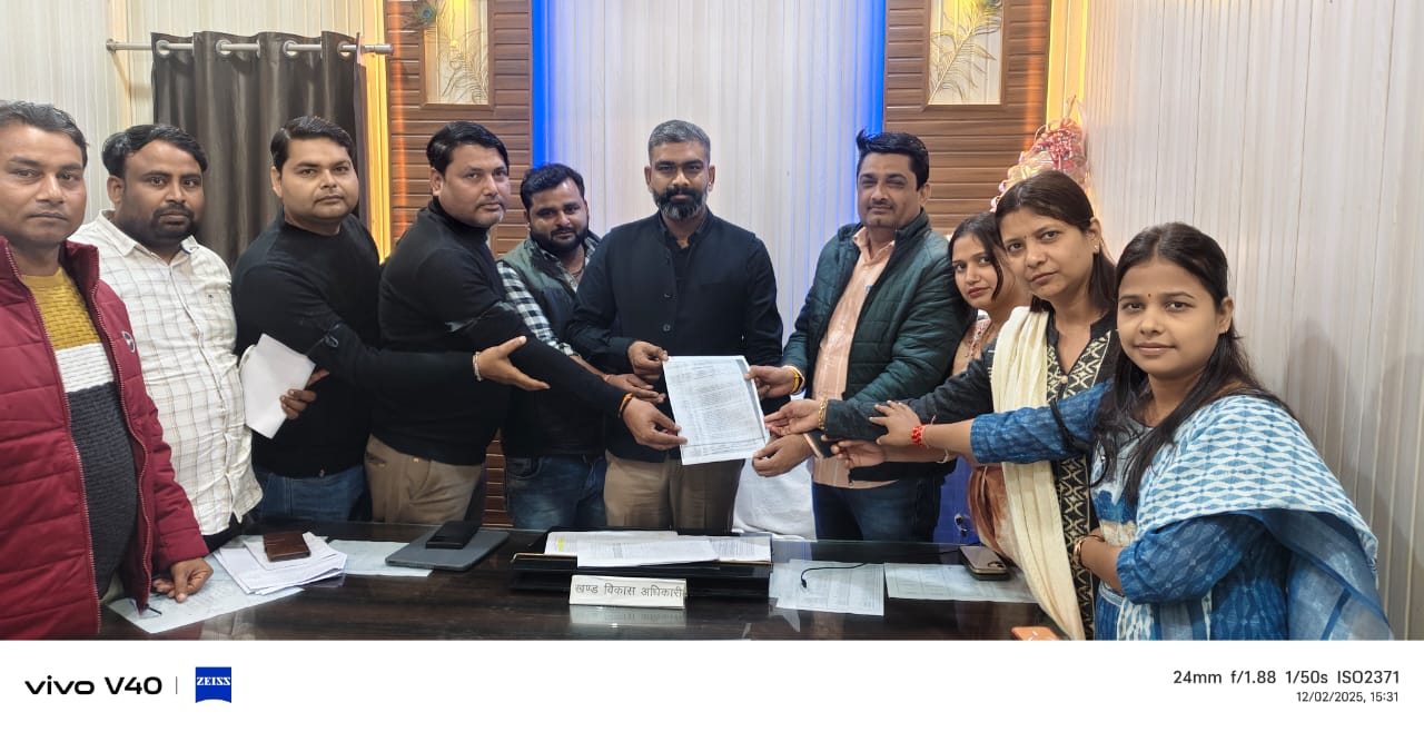 फिरोजाबाद में सचिवों ने किया ऑनलाइन हाजिरी के विरोध में प्रदर्शन