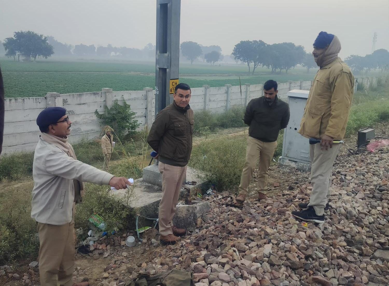 फिरोजाबाद: दिल्ली–हावड़ा रूट पर ट्रेन की चपेट में दो युवकों की मौत