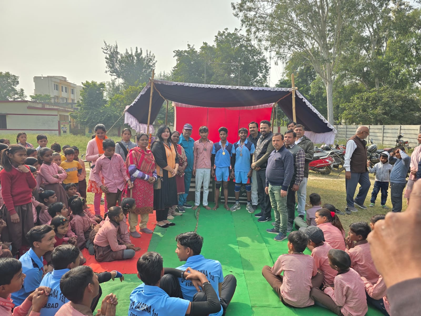 खण्ड शिक्षाधिकारी ने दीप प्रज्ज्वलन कर किया खेल कूद प्रतियोगिता का शुभारंभ 