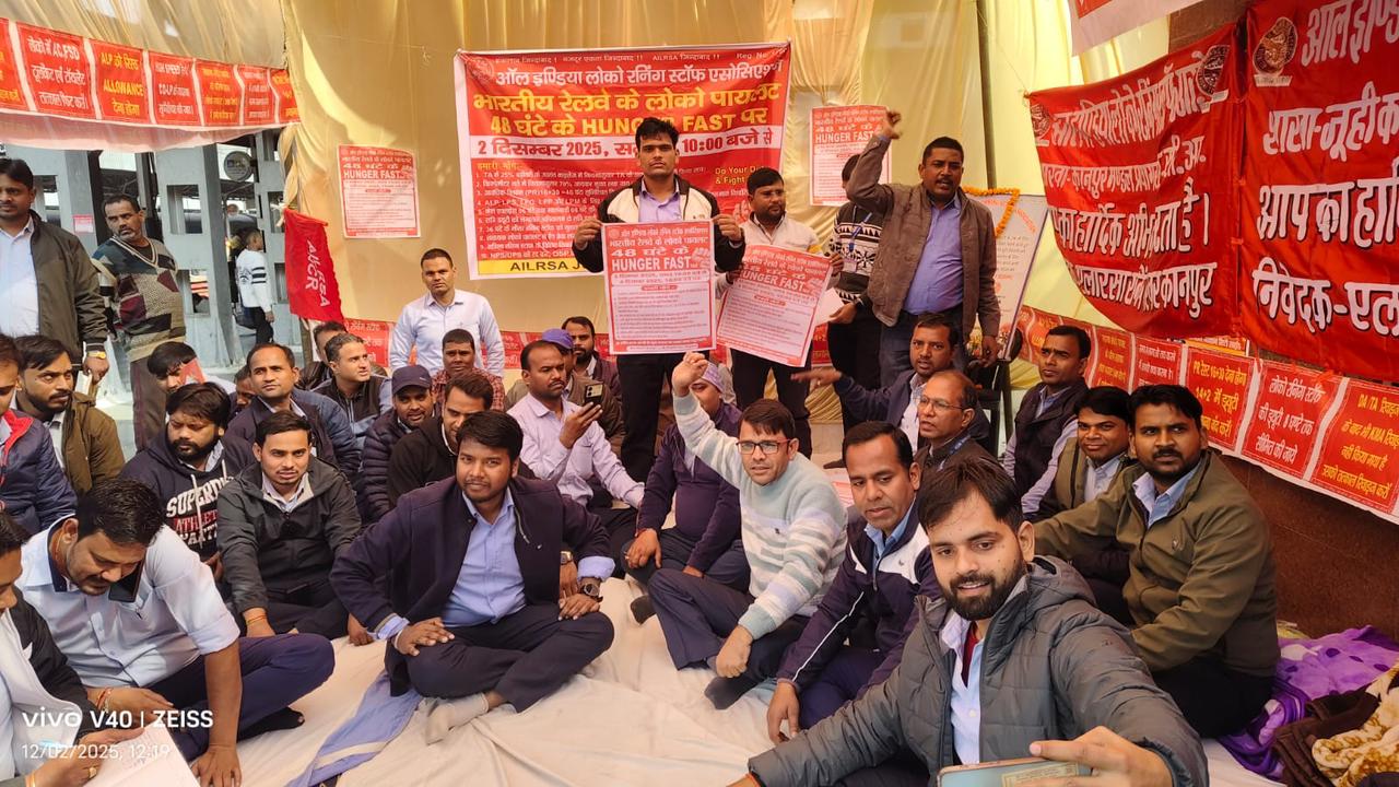 दूसरे दिन भी ग्राम पंचायत सचिवों ने काली पट्टी बांधकर किया प्रर्शन