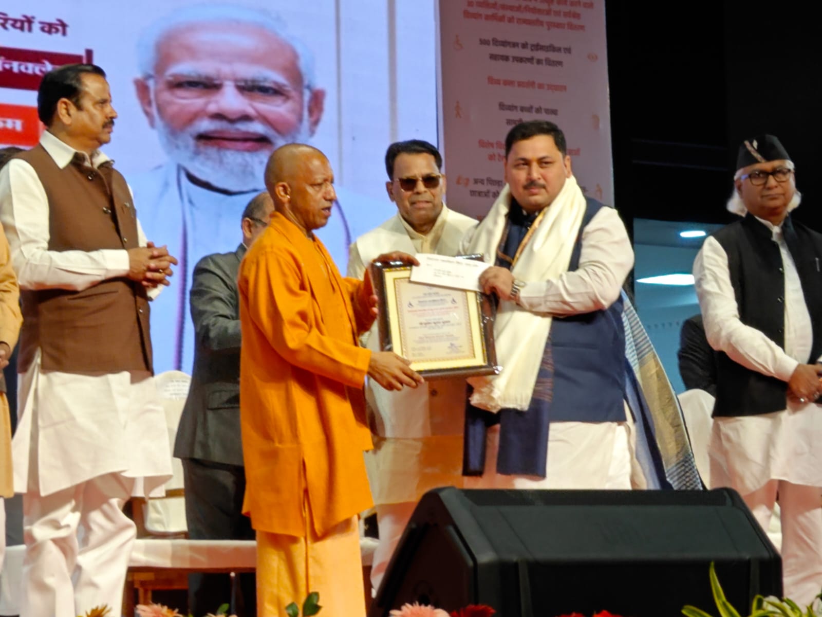 मुख्यमंत्री योगी आदित्यनाथ ने विकलांगता दिवस पर स्पेशल ओलंपिक उत्तर प्रदेश के अध्यक्ष मुकेश शुक्ला को किया सम्मानित