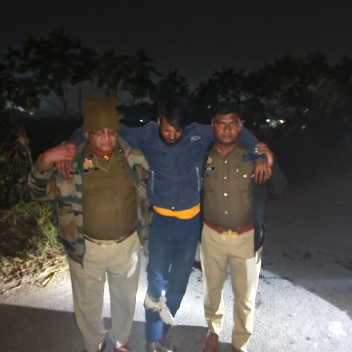 पुलिस मुठभेड़ में दो शातिर लुटेरे दबोचे, अवैध हथियार व लूटा मोबाइल बरामद