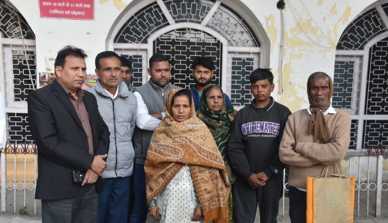 BLO सर्वेश सिंह के परिजनों के साथ डीएम से मिलने पहुंचे अखिल भारतीय अंबेडकर संघ के पदाधिकारी