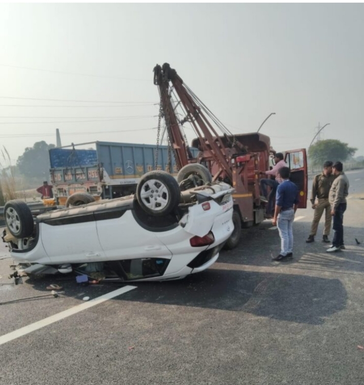 आगरा लखनऊ एक्सप्रेसवे पर अनियंत्रण होकर पलटी कार, चार घायल 