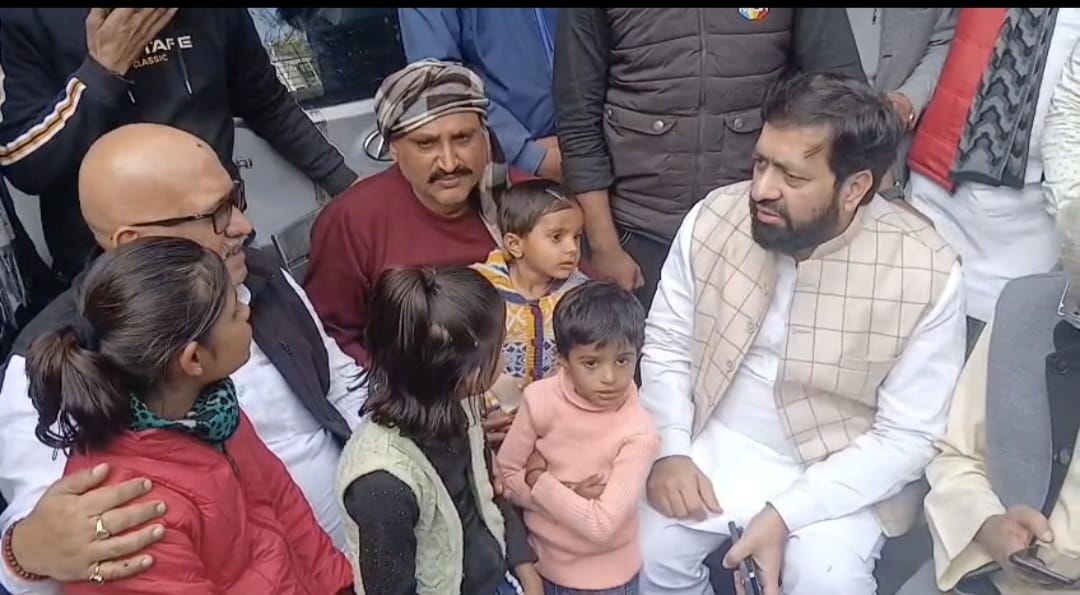  BLO सर्वेश के परिजनों से मिलने पहुंचे कांग्रेस अध्यक्ष, सरकार पर बोला हमला 