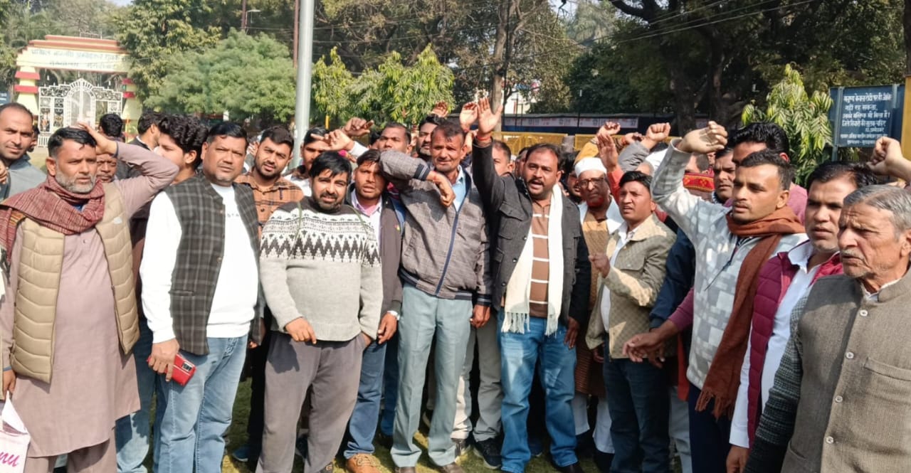 राशन डीलरों ने लाभांश बढ़ाने व मिनिमम इनकम गारंटी की मांग को लेकर सौंपा ज्ञापन