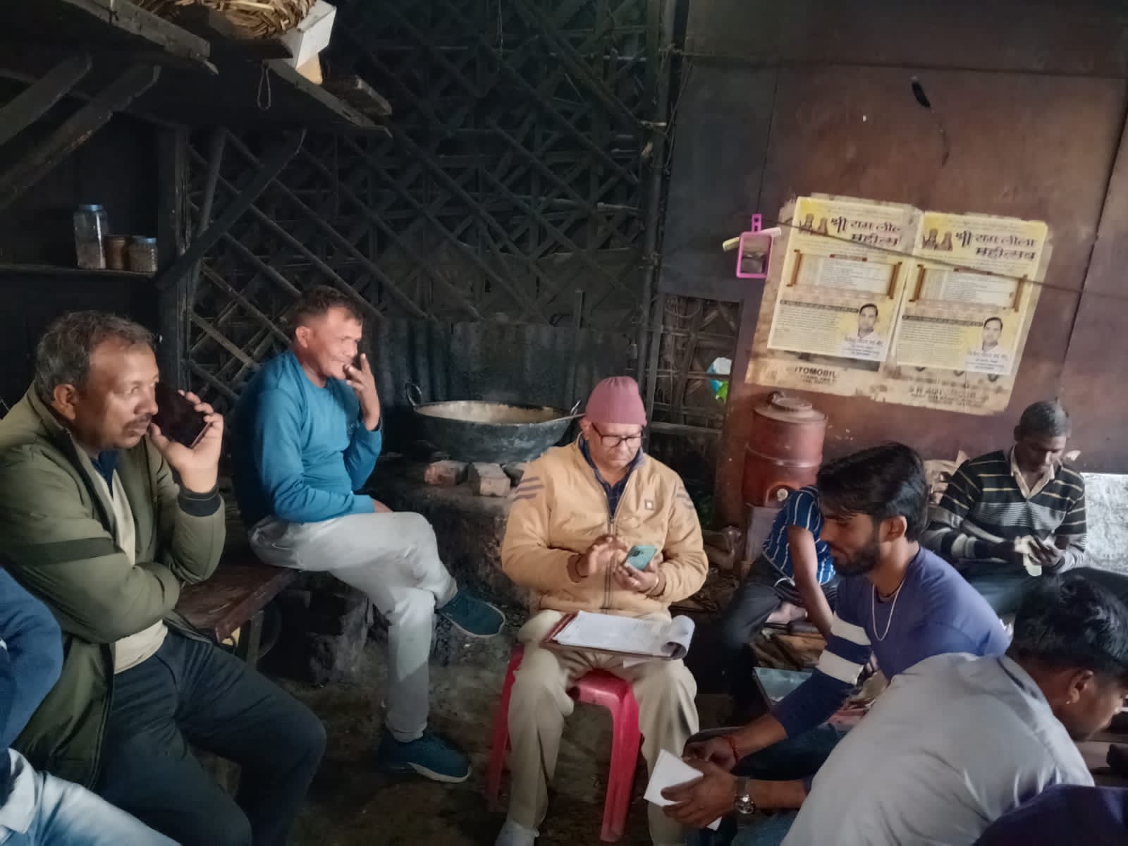 खाद्य विभाग की टीम पहुंचते ही हुईं दुकानें बंद