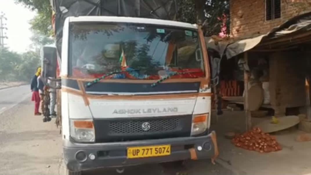 जाजमऊ में खड़ी डीसीएम का तिरपाल काटकर 60 पेटी अंग्रेजी शराब पार