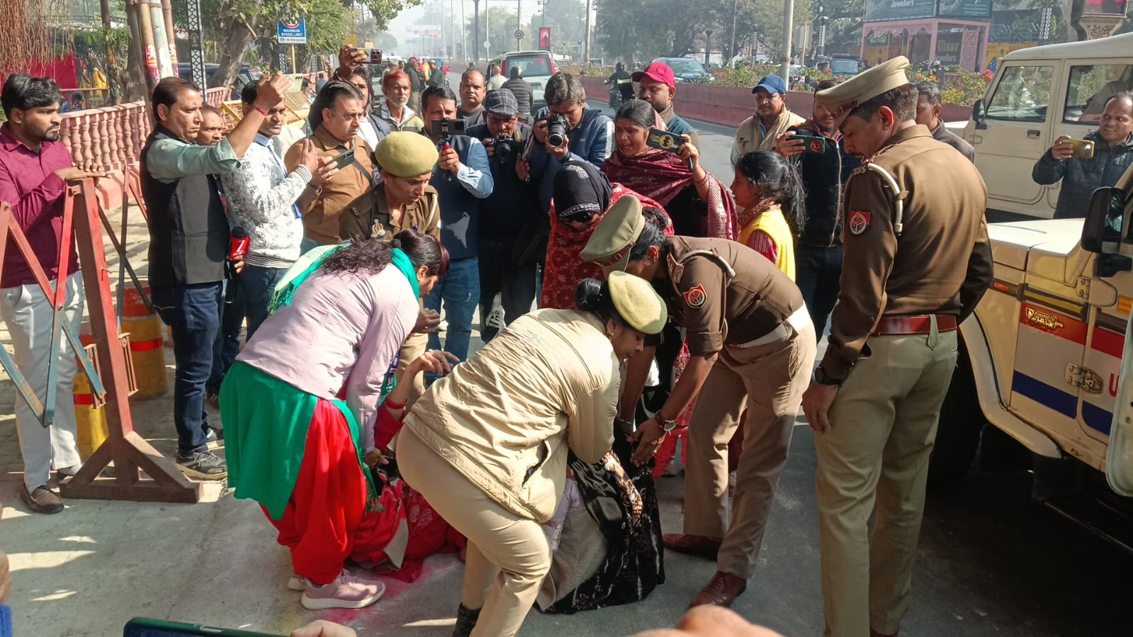 मुरादाबाद : मुख्यमंत्री दौरे पर महिला का सर्किट हाउस के बाहर हंगामा, भोजपुर पुलिस पर कार्रवाई न करने का आरोप