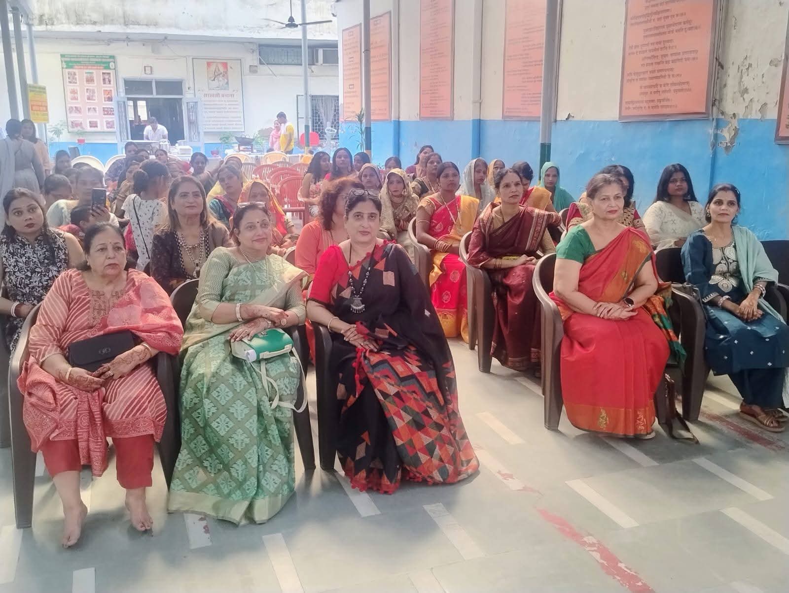 महिलाओं को परिवार एवं पर्यावरण के प्रति जागरूक किया