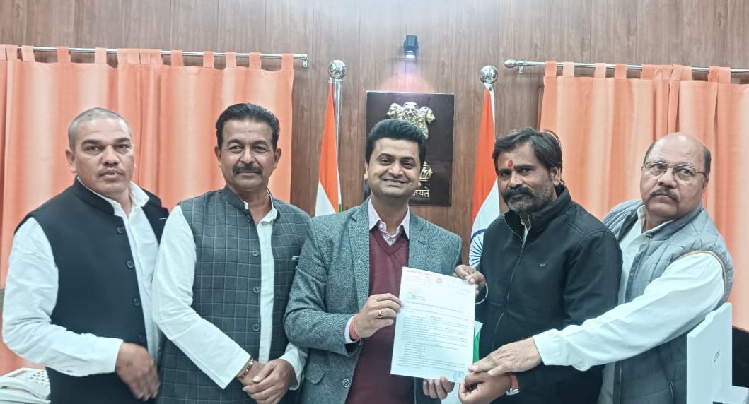 टूण्डला जंक्शन पर नॉर्थ-ईस्ट की ट्रेनों के ठहराव की मांग, विधायक ने सौंपा ज्ञापन