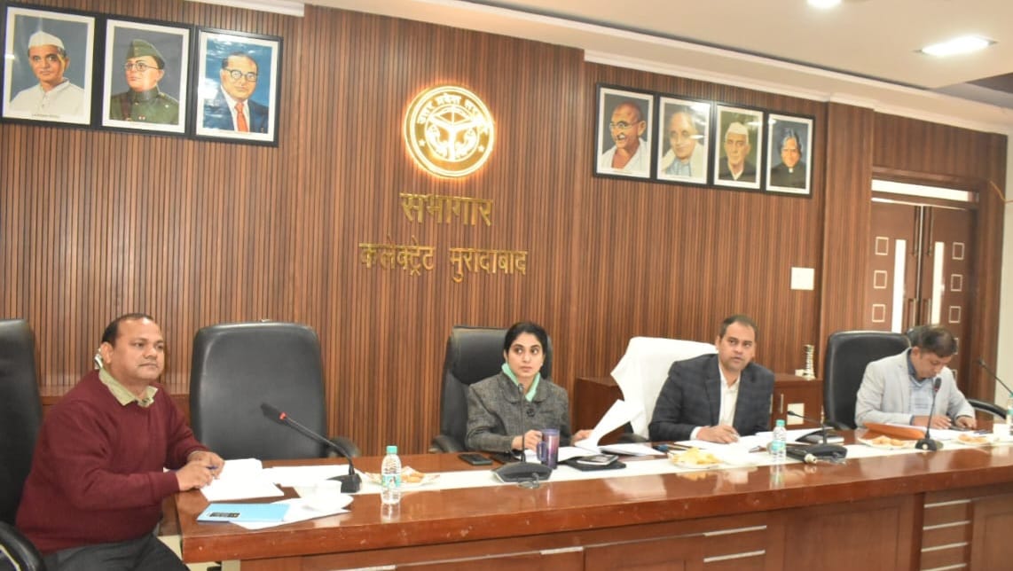 निर्माण परियोजनाओं की समीक्षा बैठक, कस्तूरबा गांधी छात्रावास के निर्माण कार्य में धीमी गति पर जिलाधिकारी ने जताई नाराज़गी 