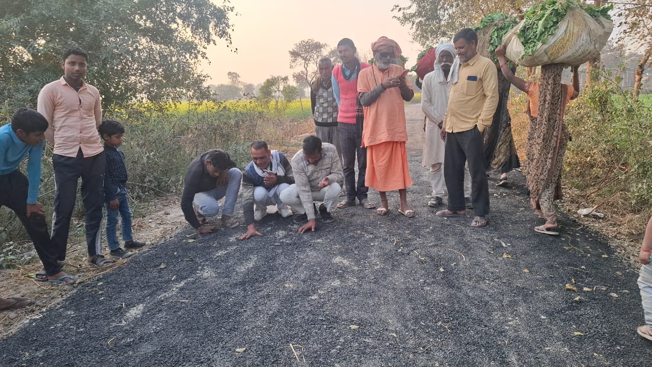 सम्भल में पीडब्ल्यूडी का मेगा घोटाला बेनकाब चार दिन पुरानी 4 किमी सड़क चूर-चूर करोड़ों की लूट की बू… 