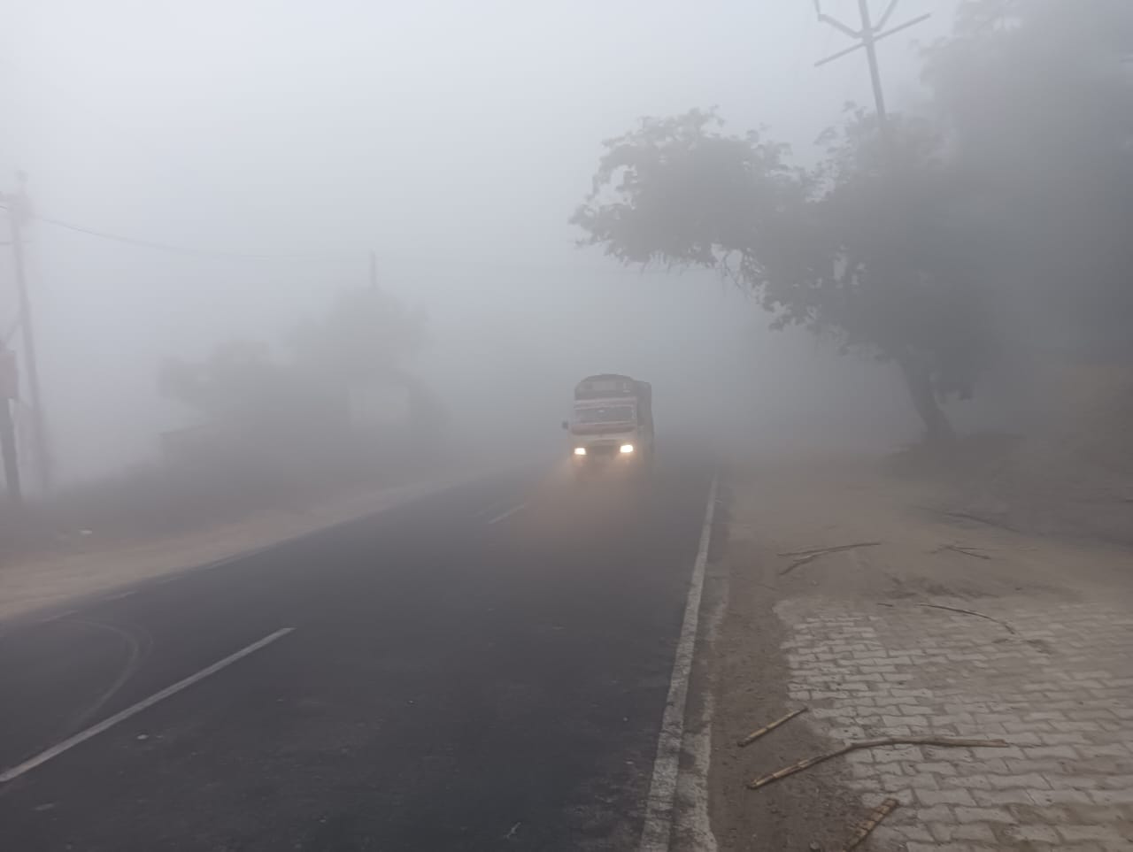 नेशनल हाईवे-9 पर घना कोहरा, यातायात ठप