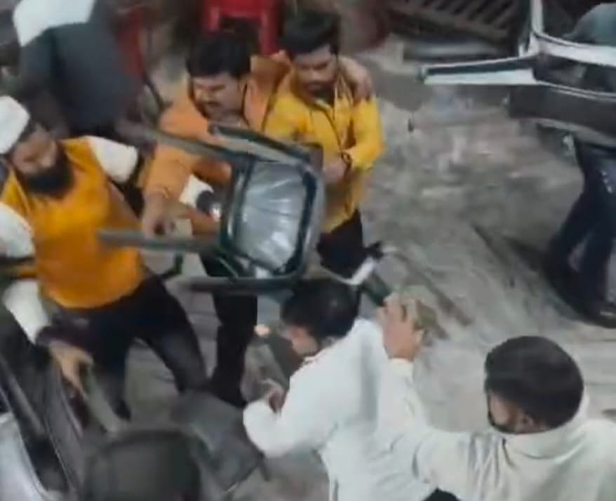शादी हॉल में जमकर चली कुर्सियां, मारपीट का वीडियो सोशल साइट्स पर वायरल