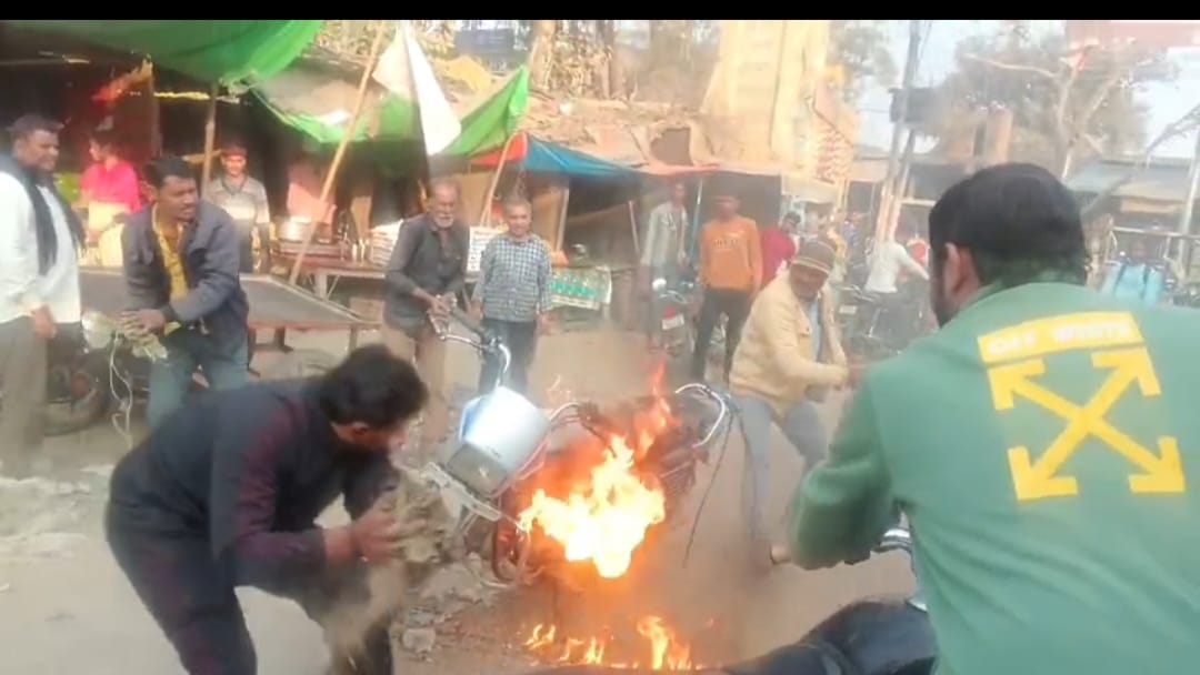 चलती बाईक में आग लगने से मची भदगड़