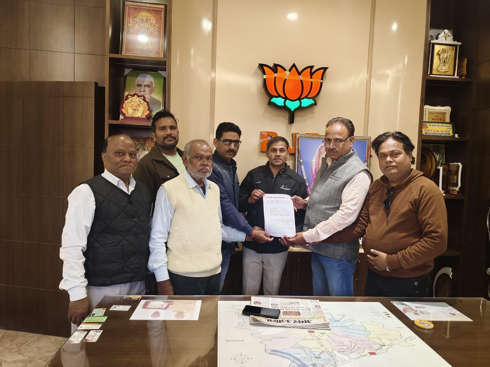 ग्रामीण पत्रकार एसोसिएशन ने पत्रकार हित में विधायक प्रतिनिधि को सौंपा ज्ञापन