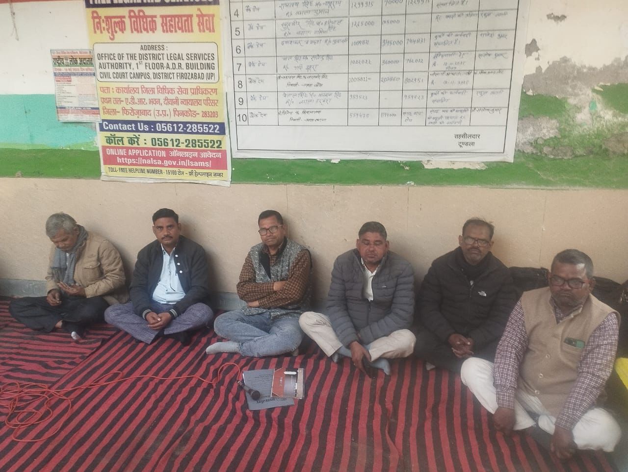 तहसील टूंडला में अमीनों का कार्य बहिष्कार, कथित वसूली व अभद्रता के आरोपों पर प्रदर्शन