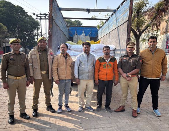 टूण्डला पुलिस ने 150 बोरी सोडा ऐश चोरी का किया खुलासा, तीन अभियुक्त गिरफ्तार