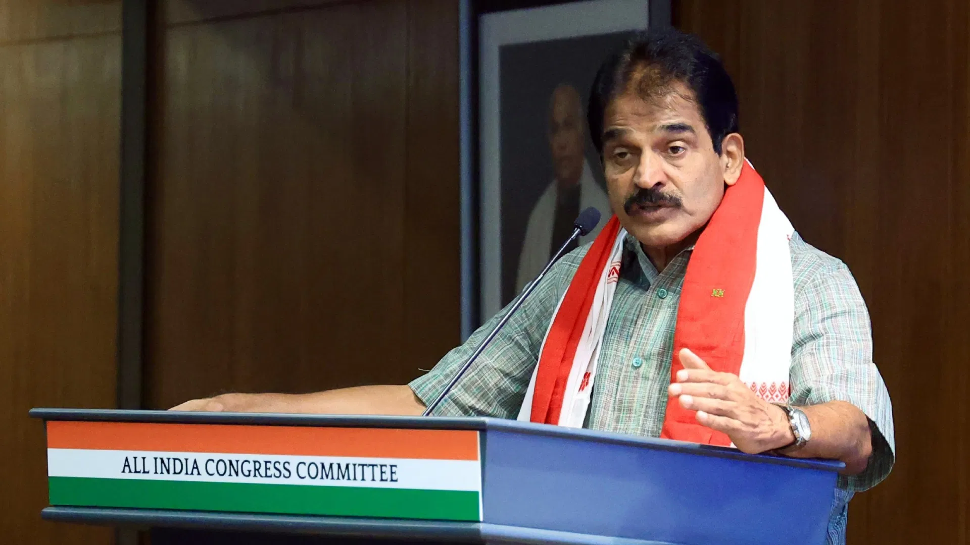 वेणुगोपाल के मंगलुरु पहुंचने पर शिवकुमार के समर्थन में लगे नारे, सिद्धरमैया समर्थकों ने किया पलटवार