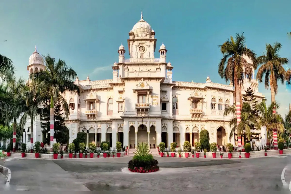 लखनऊ: केजीएमयू में धर्मांतरण गतिविधियों का आरोप लगाते हुए विश्व हिंदू परिषद ने विरोध प्रदर्शन किया.