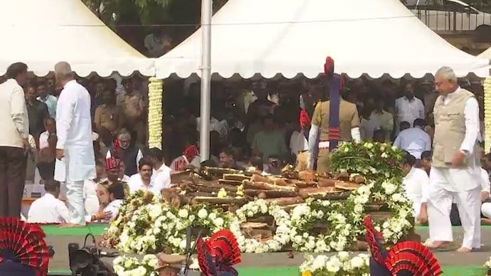 पूरे राजकीय सम्मान के साथ अजित पवार का अंतिम संस्कार किया गया; अमित शाह और नवीन हुए शामिल