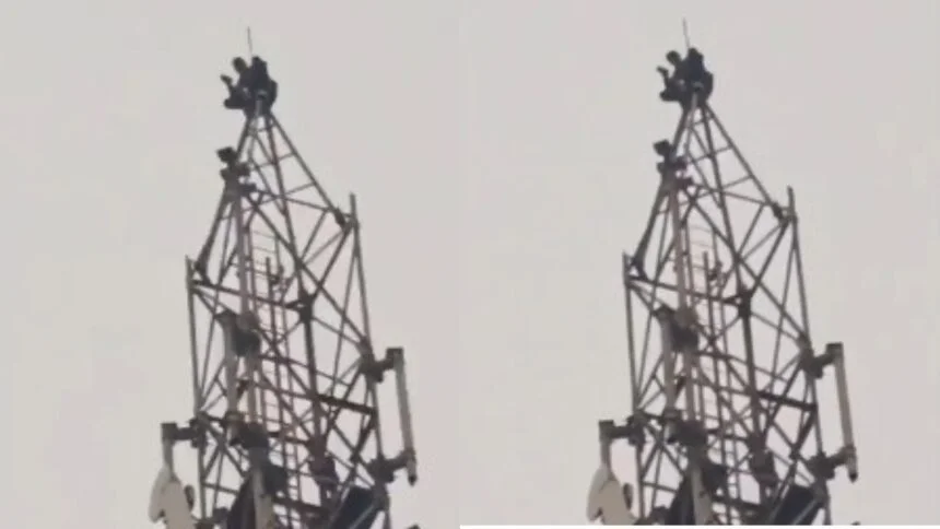 झारखंड: प्रेमिका से मिलने से मना करने पर 150 फुट ऊंचे टावर पर चढ़ा युवक